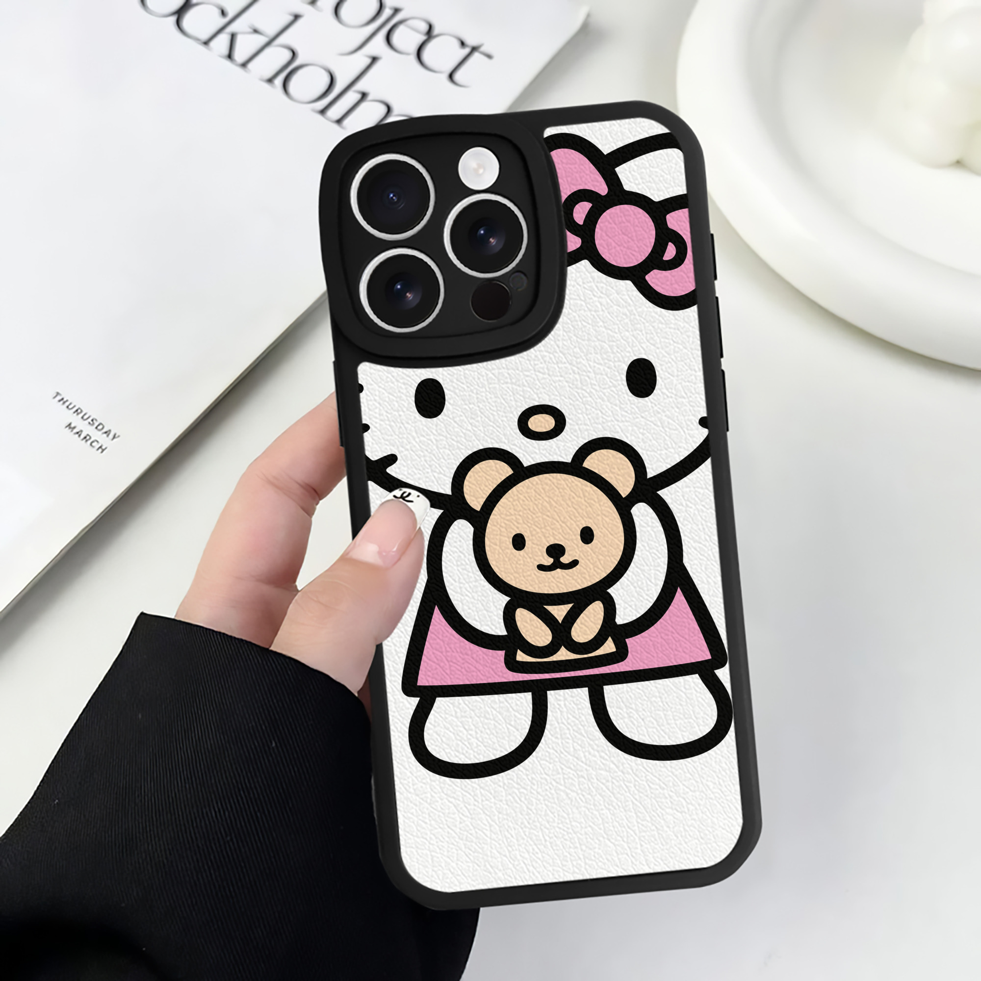 （画像用） Hello Kitty ハローキティ 【iPhone 16シリーズ対応】シリコンスマホケース（レザー調） 材質：シリコン